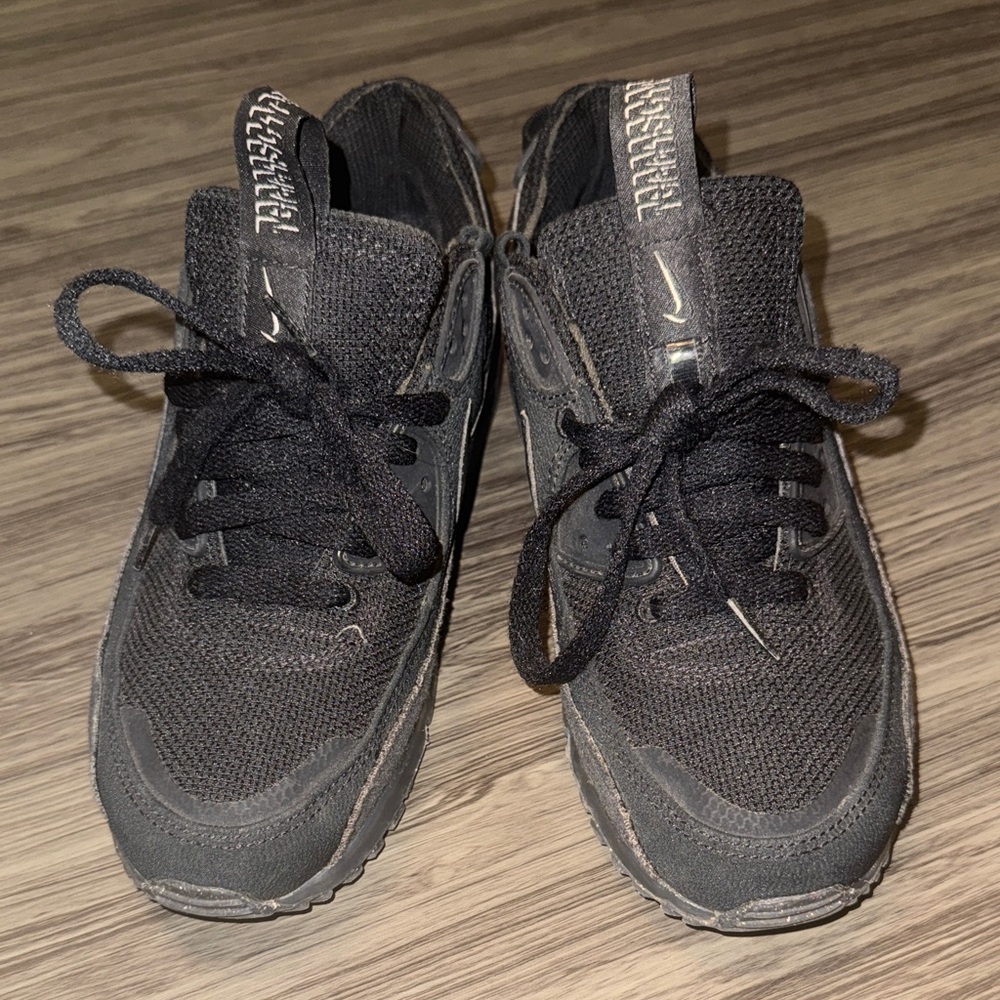 Nike sneakers 🖤
